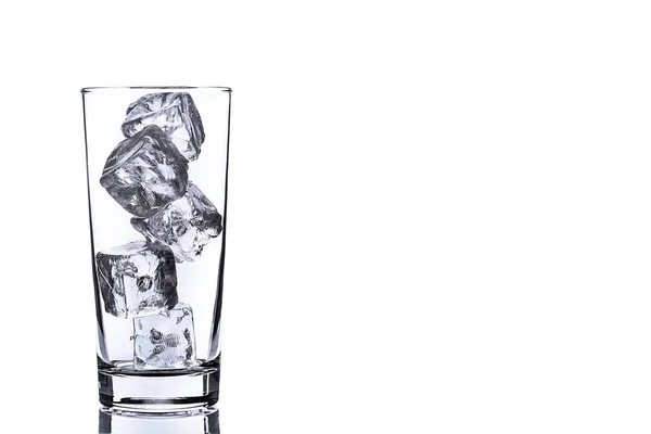 Prázdnou sklenici s kostkami ledu — Stock fotografie