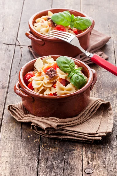Pasta met cherry tomaten en olijven - houten tafel — Stockfoto
