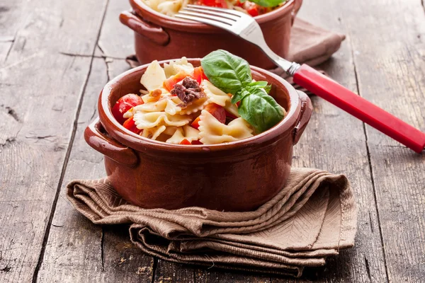 Pasta with cherry tomatoes and olives - wooden table — Stock Photo, Image