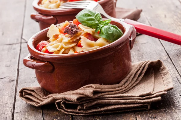 Pasta met cherry tomaten en olijven - houten tafel — Stockfoto