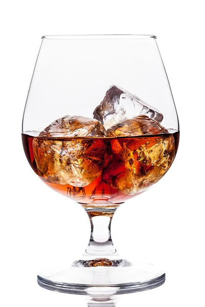 Whiskey Cognac auf weißem Hintergrund — Stockfoto