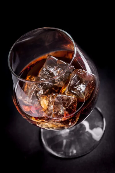 Whiskey koňak na černém pozadí — Stock fotografie