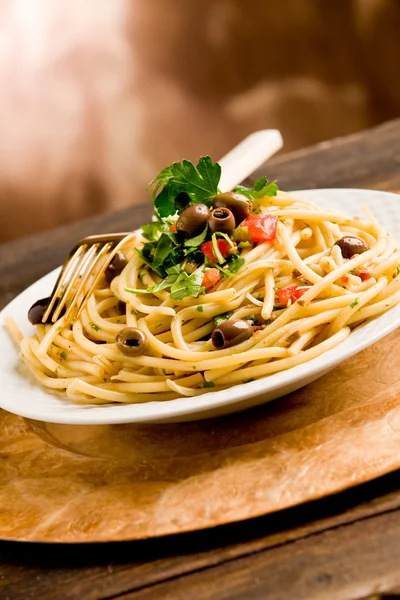 Pasta med oliver och persilja — Stockfoto