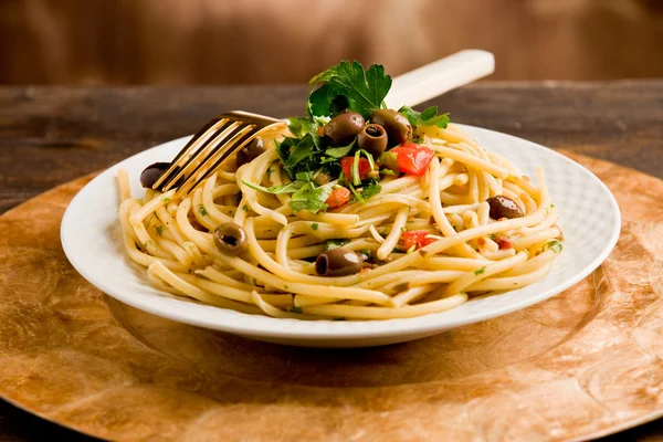 Pasta met olijven en peterselie — Stockfoto
