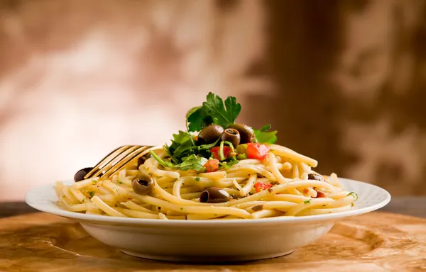 Pasta met olijven en peterselie — Stockfoto