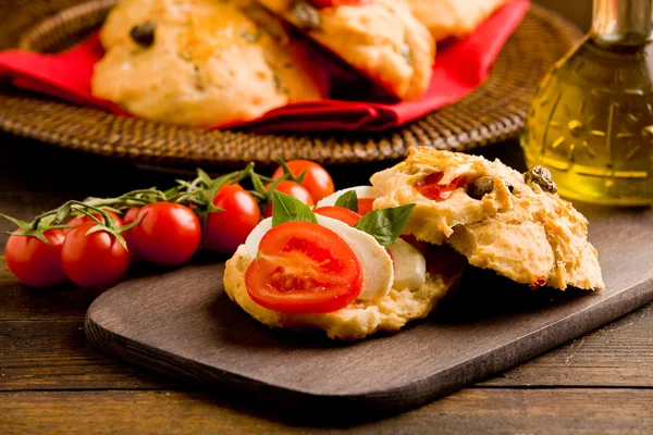 Hausgemachte Pizzabrötchen gefüllt mit Tomaten und Mozzarella — Stockfoto