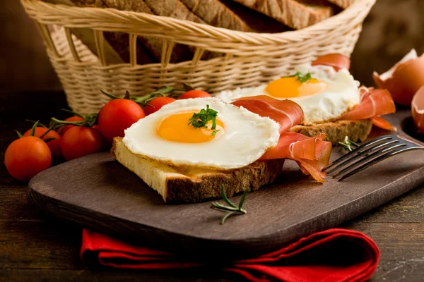 Engelsk frukost med ägg och bacon — Stockfoto