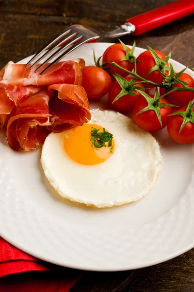 Colazione all'inglese con uova e pancetta — Foto Stock