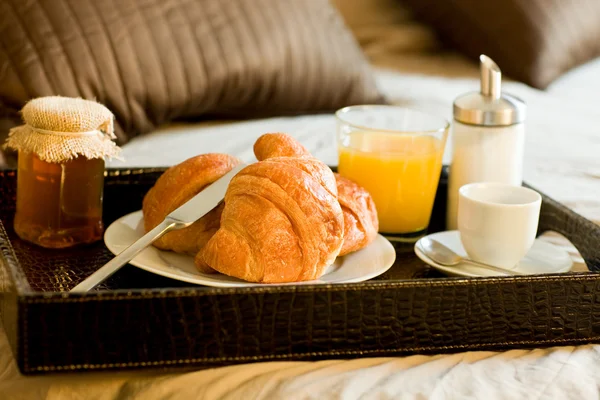 Ontbijt in de slaapkamer — Stockfoto