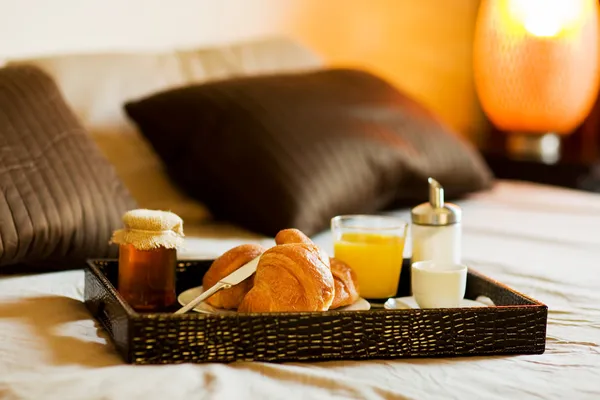Ontbijt in de slaapkamer Stockfoto