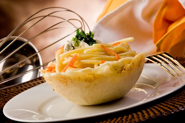 Pasta met gorgonzola saus binnen Parmezaanse wafel — Stockfoto
