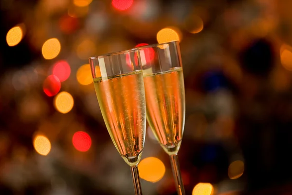 Champagner na mesa de vidro com fundo Bokeh — Fotografia de Stock