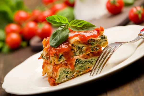 Zelfgemaakte lasegne met ricotta kaas en spinazie — Stockfoto