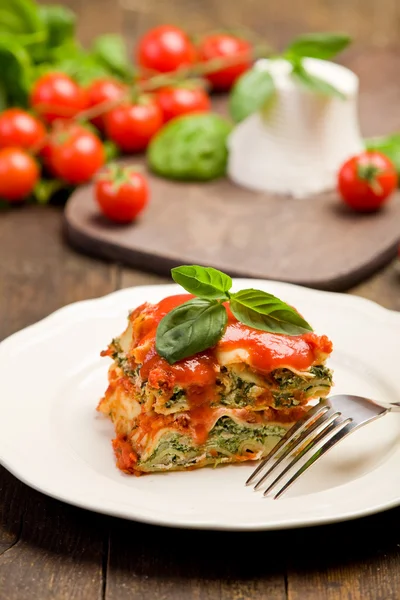 Zelfgemaakte lasegne met ricotta kaas en spinazie — Stockfoto