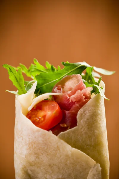 Tortillas with bacon and arugula salad — Stock Photo, Image