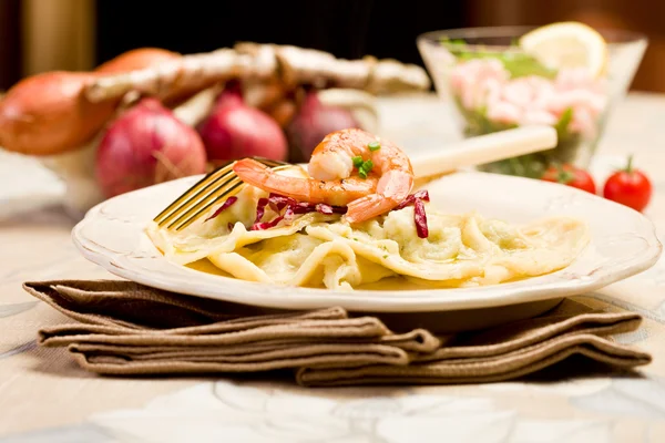 Hausgemachte Ravioli mit Garnelen — Stockfoto