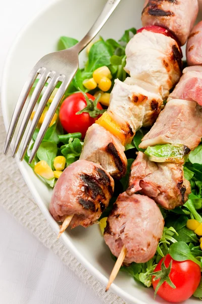 Pinzas de carne sobre mesa blanca —  Fotos de Stock