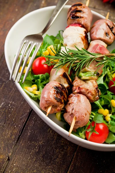 Spiedini di carne sul tavolo di legno — Foto Stock