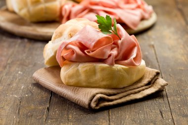 mortadella sosisli sandviç