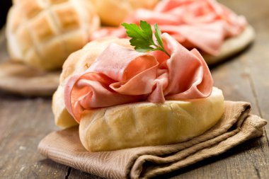 mortadella sosisli sandviç