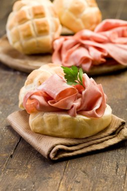 mortadella sosisli sandviç