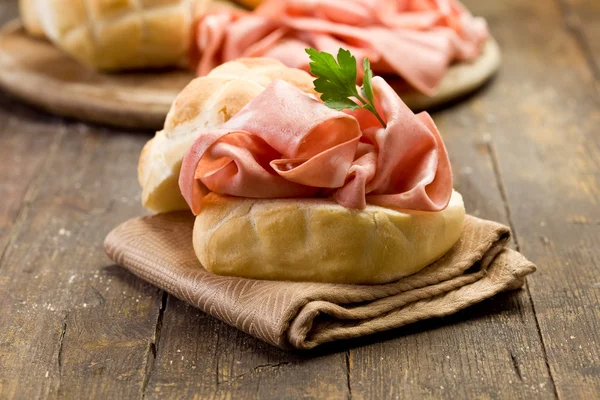 Сэндвич с сосиской Mortadella — стоковое фото