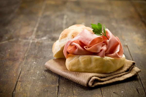 Сэндвич с сосиской Mortadella — стоковое фото