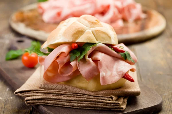 Sendvič s mortadella a červené papriky — Stock fotografie