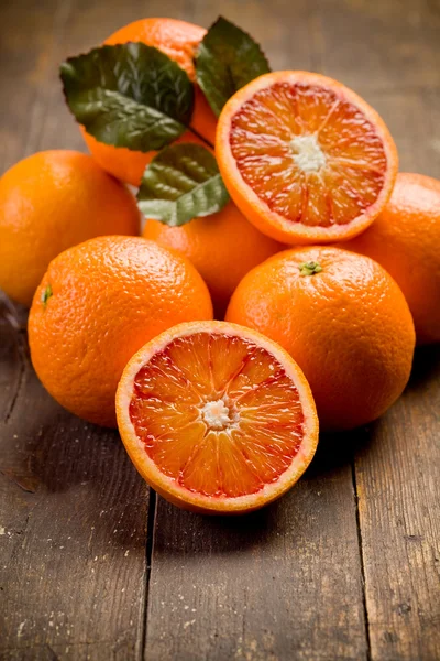 Свежие апельсины на деревянном столе — стоковое фото
