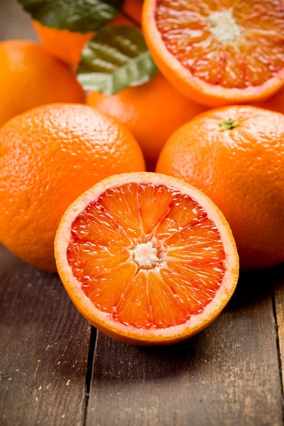 Свежие апельсины на деревянном столе — стоковое фото