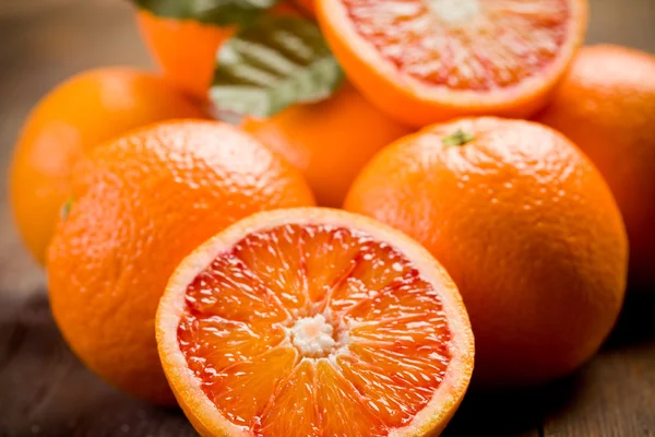 木制桌子上的新鲜橙子 — 图库照片