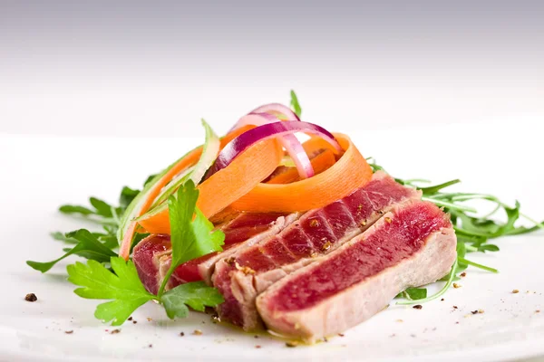 Chopped Tuna over fresh arugula salad — Stock Photo, Image