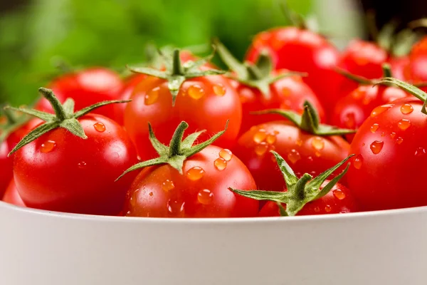 Tomates dentro tigela branca — Fotografia de Stock