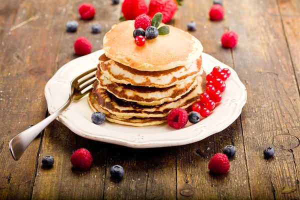 Pancakes su tavolo di legno — Foto Stock