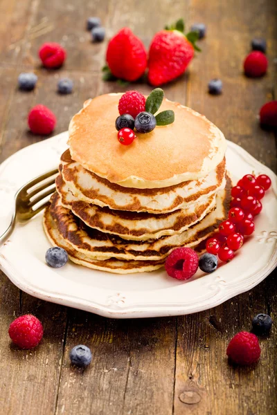 Pancakes su tavolo di legno — Foto Stock