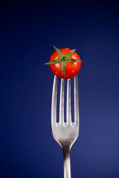 Çatal ile domates — Stok fotoğraf