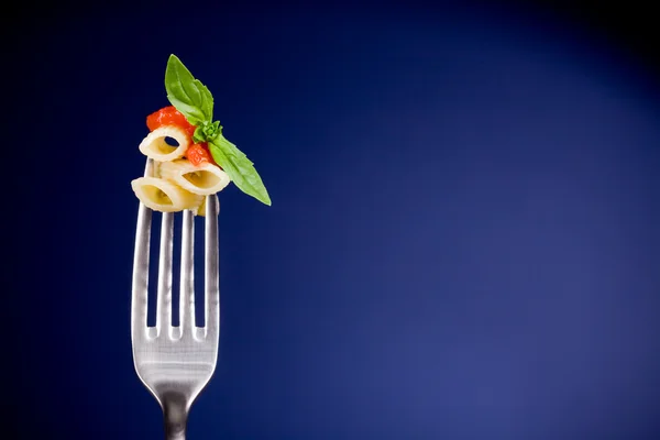 Виделка з макаронами та томатним соусом - Шпалери — стокове фото
