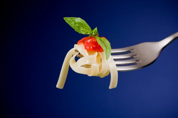 Vork met pasta en tomatensaus — Stockfoto