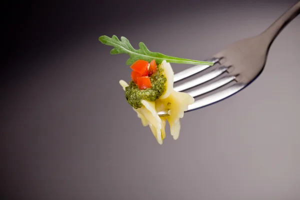 Makaron z pesto z rukoli i pomidorów — Zdjęcie stockowe