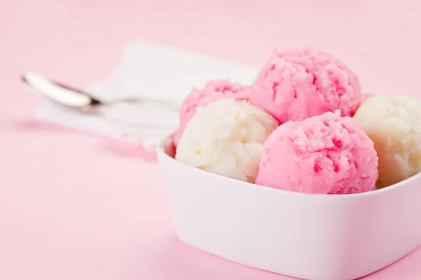 Клубничное ванильное мороженое — стоковое фото