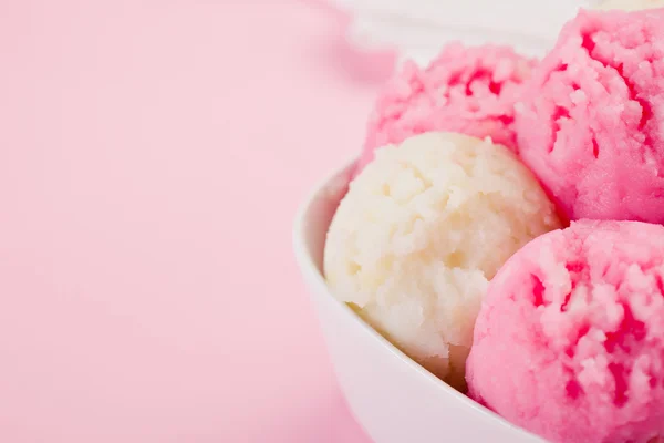 Клубничное ванильное мороженое — стоковое фото