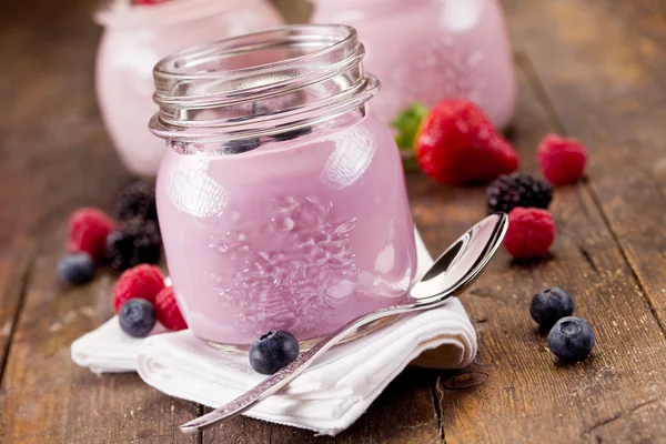 Kis üvegekbe, a házi joghurt bogyós gyümölcsök — Stock Fotó