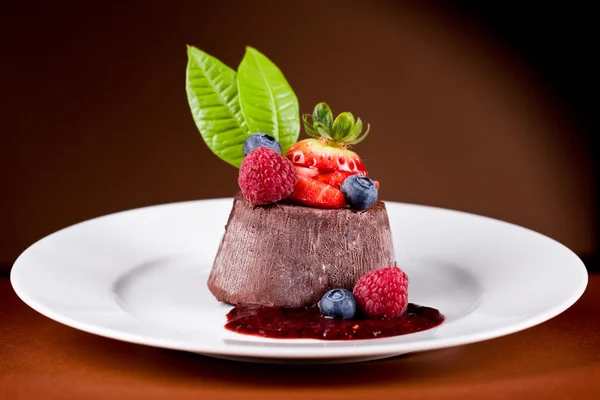 Chocolate Panna cotta with berries — Stock Photo, Image