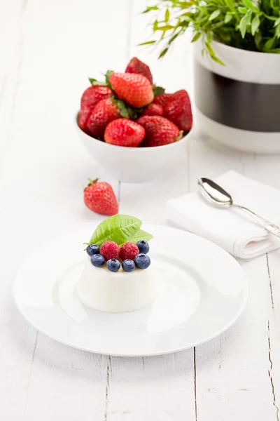白いテーブルに果実とパンナコッタ — ストック写真