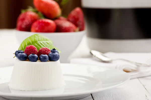 Panna cotta mit Beeren auf weißem Tisch — Stockfoto
