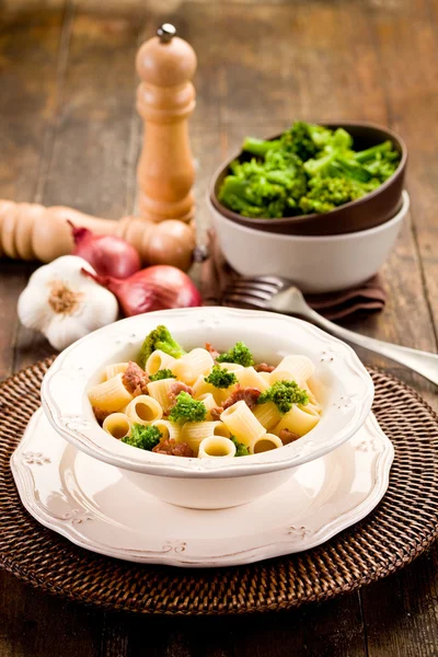 Těstoviny s klobásou a brokolice — Stock fotografie