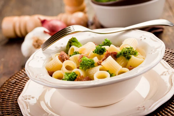 Pasta med korv och broccoli — Stockfoto