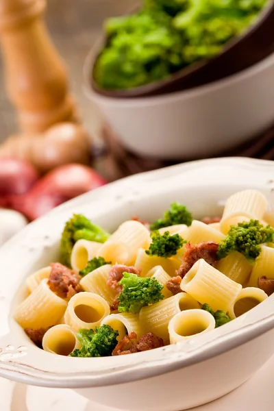Těstoviny s klobásou a brokolice — Stock fotografie