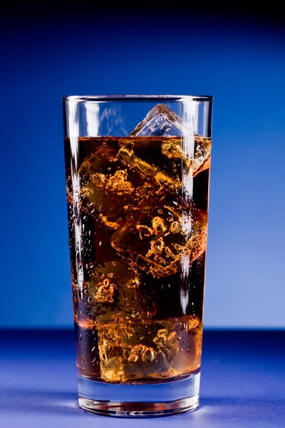 Ποτήρι κόκα κόλα με πάγο — Φωτογραφία Αρχείου