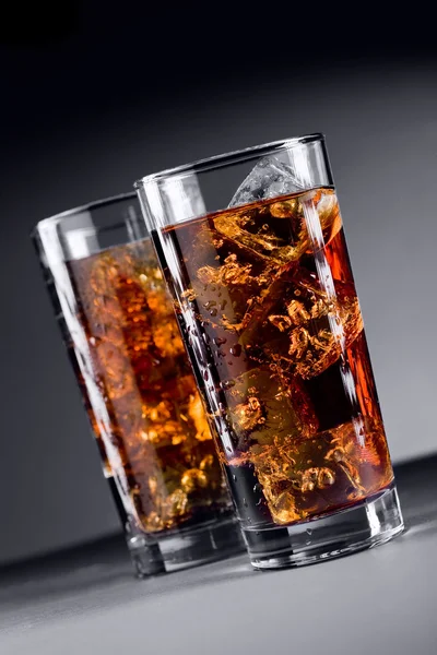 氷とコーラのグラス — ストック写真